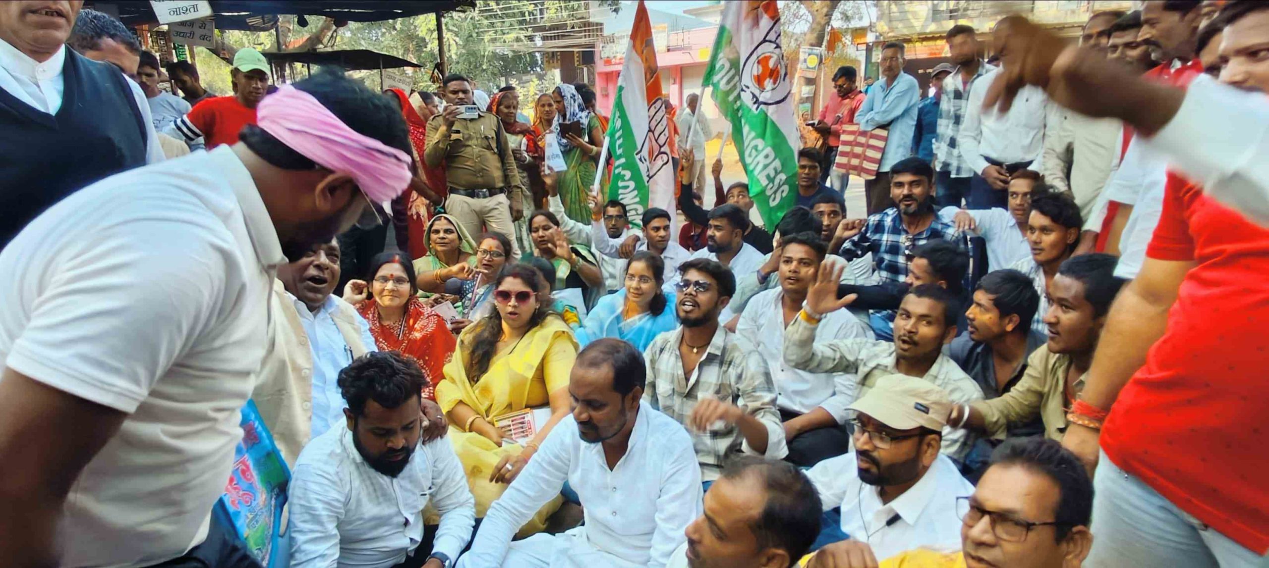 सरकार के खिलाफ कांग्रेस का हल्ला बोल : कांग्रेसियों ने किया तहसील कार्यालय का घेराव, धान का एकमुश्त 3100 रुपए देने की मांग