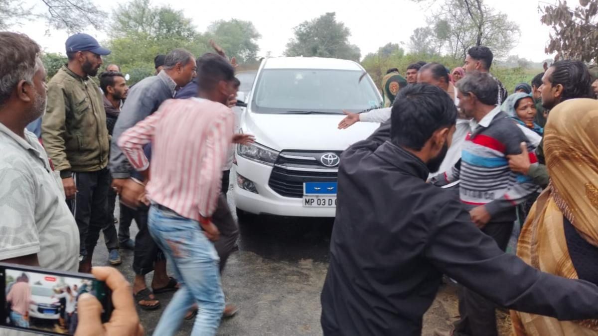 स्पेशल डीजी की गाड़ी पर पथराव मामले में 2 पर FIR : जमीन सीमांकन के दौरान हुआ था विवाद