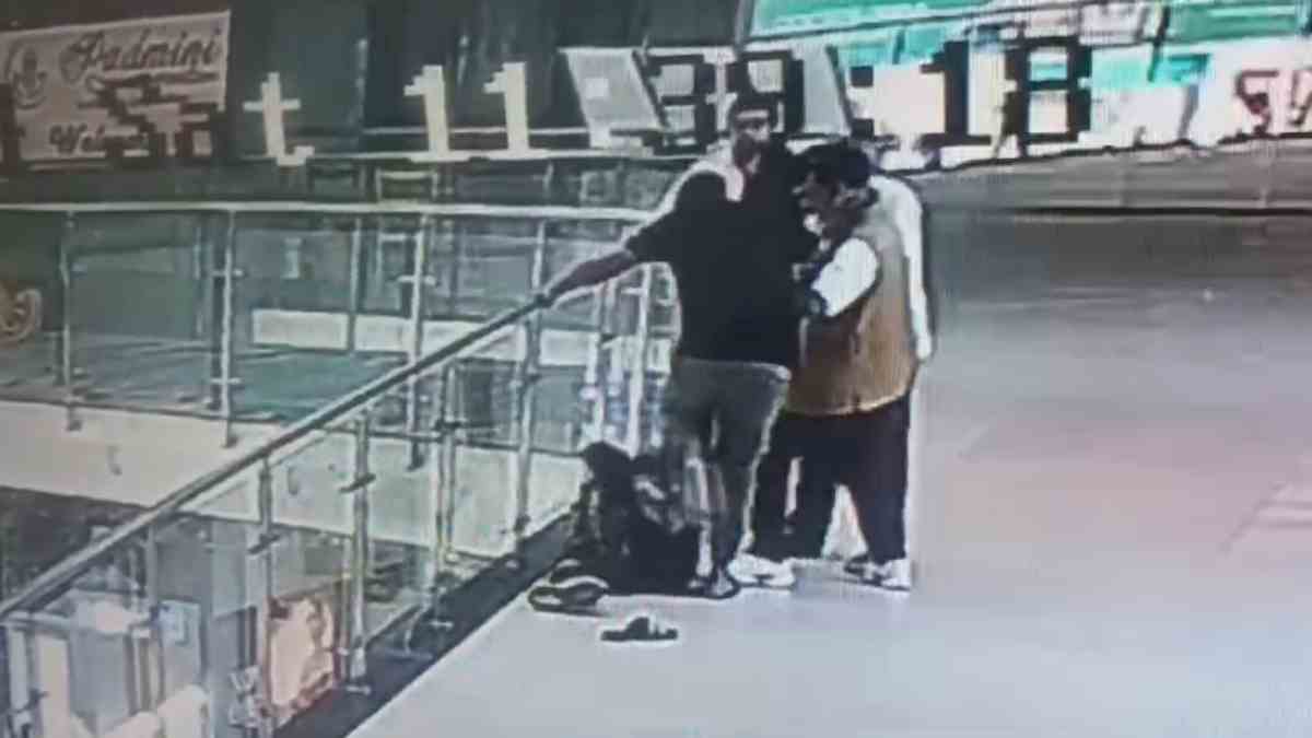 सूर्या मॉल के मैनेजर की पिटाई : बाप-बेटों ने जमकर बरसाए लात-घूसे, चप्पल से भी मारा, देखें VIDEO…