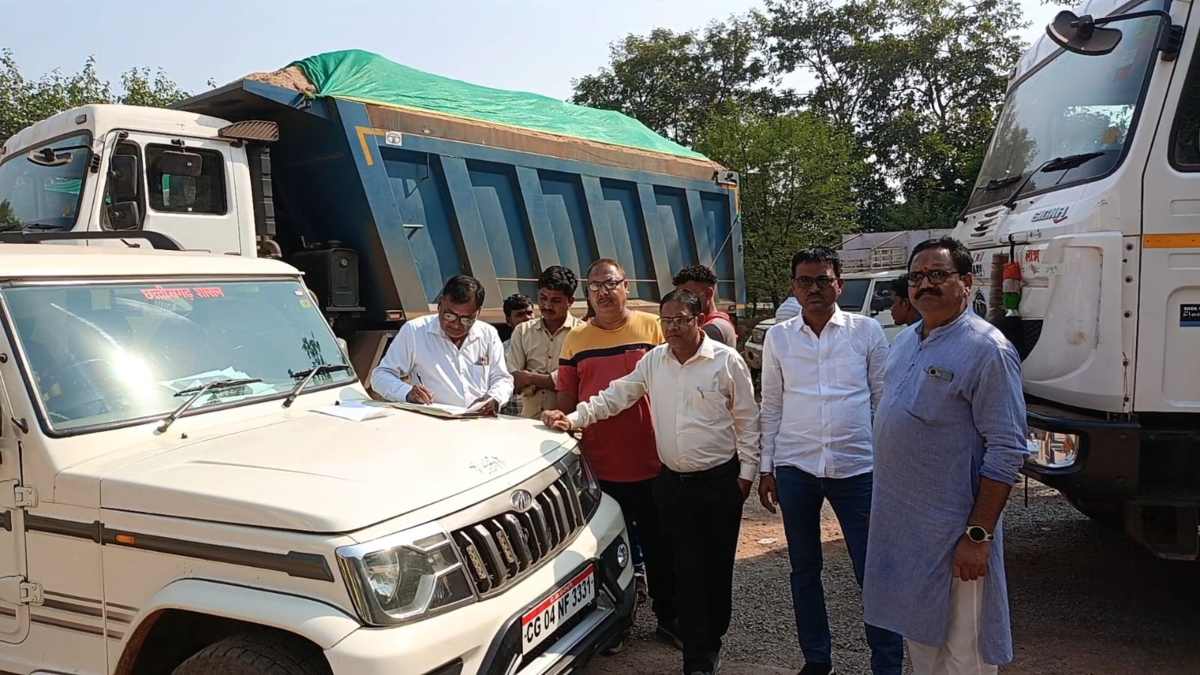रेत परिवहन से आक्रोशित नगरवासियों ने दर्जनभर हाईवा को रोका, विरोध प्रदर्शन के बाद खनिज विभाग ने की कार्रवाई