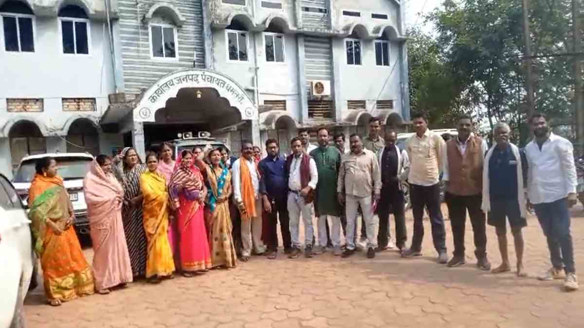 जनपद सदस्यों ने CEO के खिलाफ खोला मोर्चा, विकास निधि में गड़बड़ी का लगाया आरोप, कलेक्टर से की शिकायत
