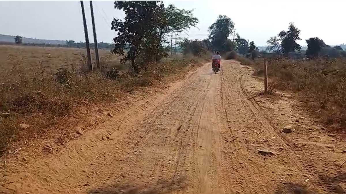 MP में मेनका गांधी की जमीनः पांच गांवों के रास्ते को निजी भूमि बता कर दिया सीमांकन, परेशान ग्रामीणों ने कलेक्टर से हस्तक्षेप की मांग की