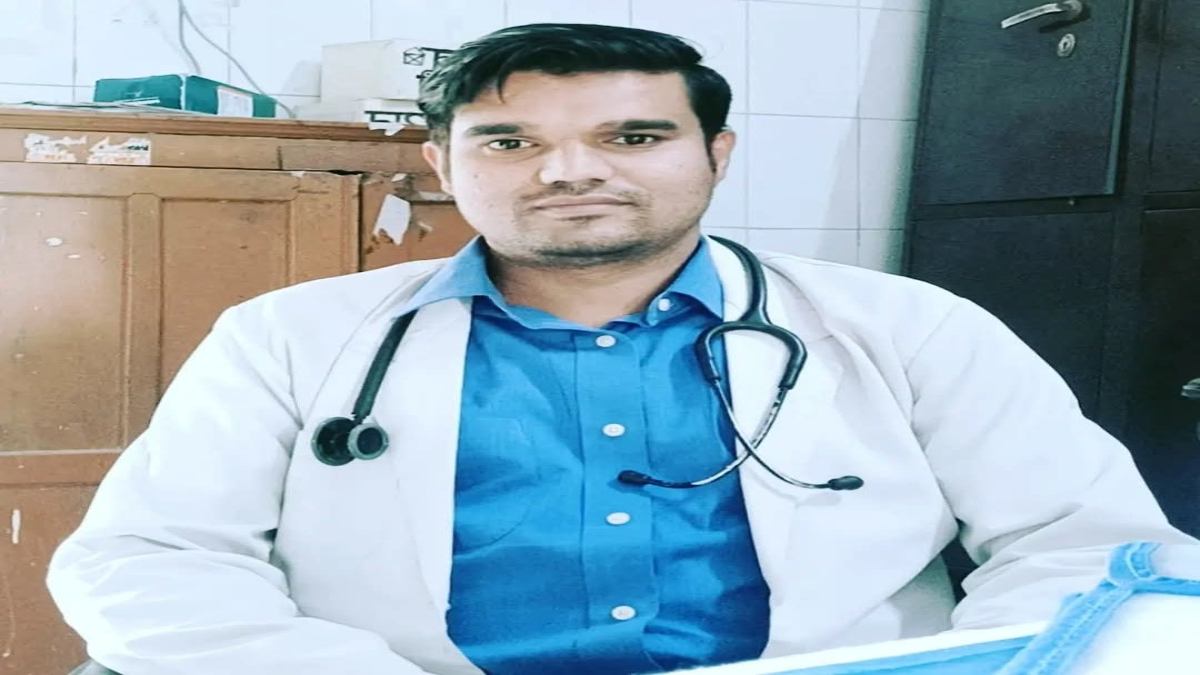 मौत का कोई ठिकाना नहीं: डॉक्टर की अचानक बिगड़ी तबीयत, अस्पताल पहुंचने से पहले तोड़ा दम, जानिए आखिर ऐसा क्या हुआ?