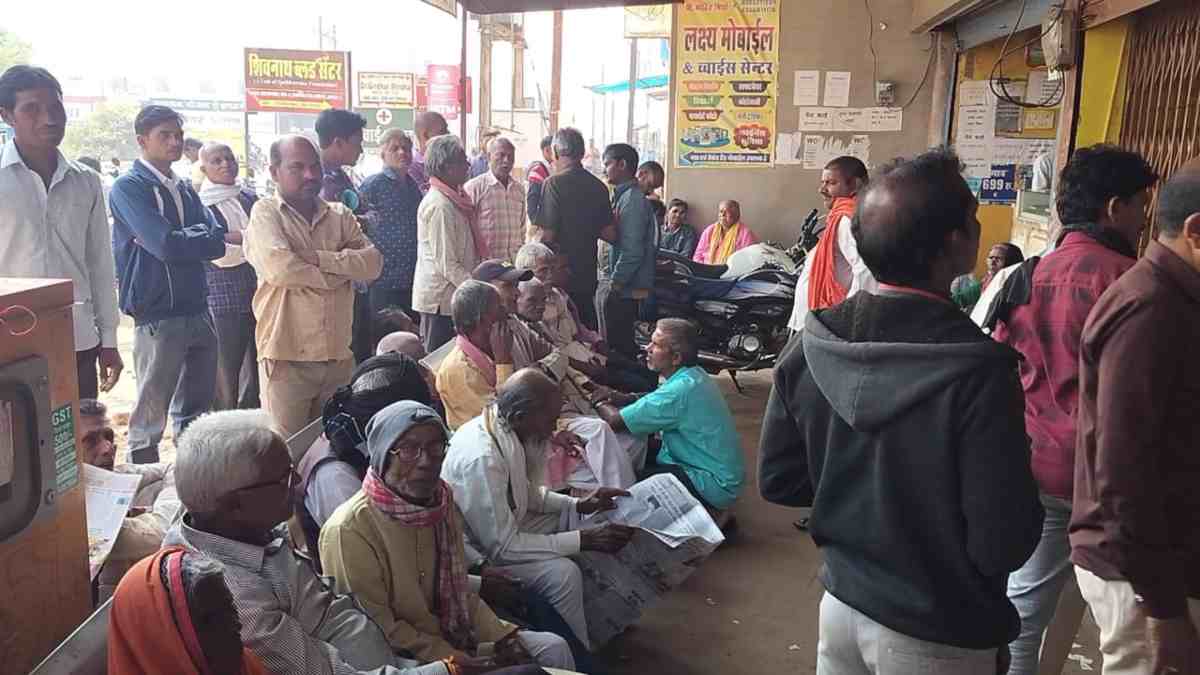कम नहीं हो रही अन्नदाताओं की मुसीबत : बैंक में भुगतान के लिए पर्याप्त कैश नहीं, धान बेचने के बाद किसान पैसे के लिए लगा रहे चक्कर