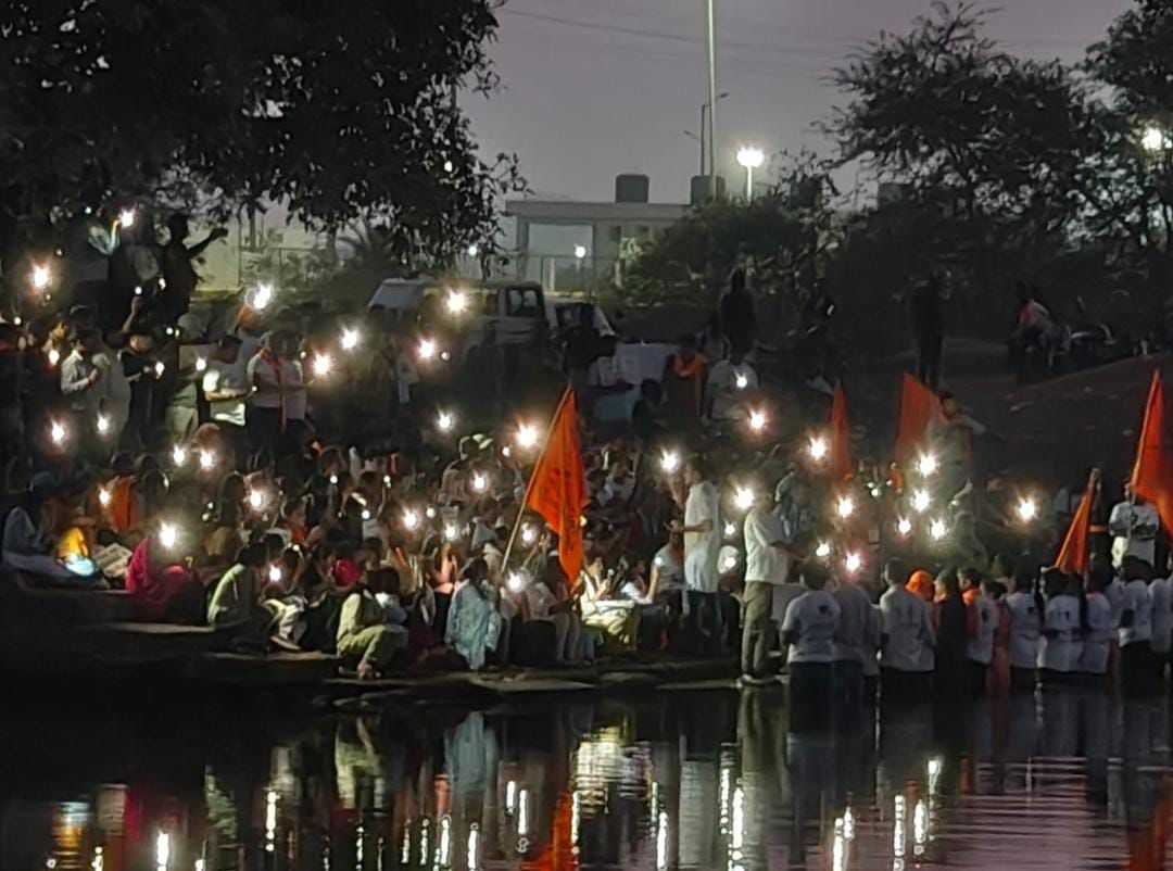Bed वालों की जाएगी नौकरी! : सहायक शिक्षकों का जल सत्याग्रह, रात में फ्लैश लाइट जलाकर समायोजन के लिए लगा रहे गुहार, कई अभ्यर्थियों की बिगड़ी तबीयत, देखें VIDEO…