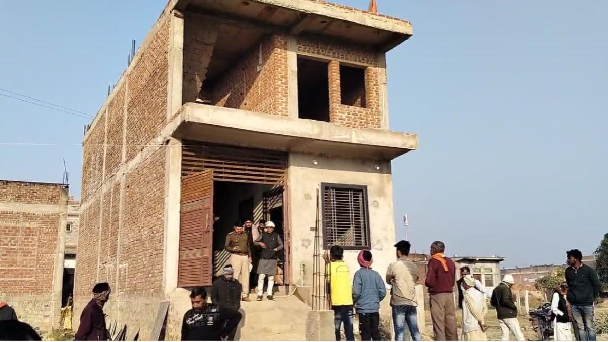ठेकेदार ने निर्माणाधीन मकान में लगाई फांसी: सुबह मकान के कमरे में फंदे पर लटका मिला शव, जांच में जुटी पुलिस