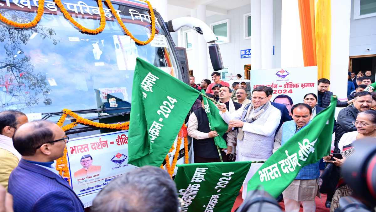 CM धामी ने भारत दर्शन-शैक्षिक भ्रमण यात्रा को दिखाई हरी झड़ी, 157 स्टूडेंट्स का ग्रुप हुआ रवाना, मुख्यमंत्री बोले- शिक्षा व्यवस्था में जोड़ेगा नया अध्याय