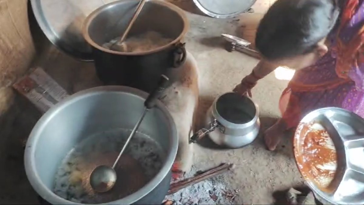 Mid Day Meal का मेन्यू बना मजाकः बच्चों के हक पर ठेकेदार का डाका, दाल चावल से चल रहा है गुजारा