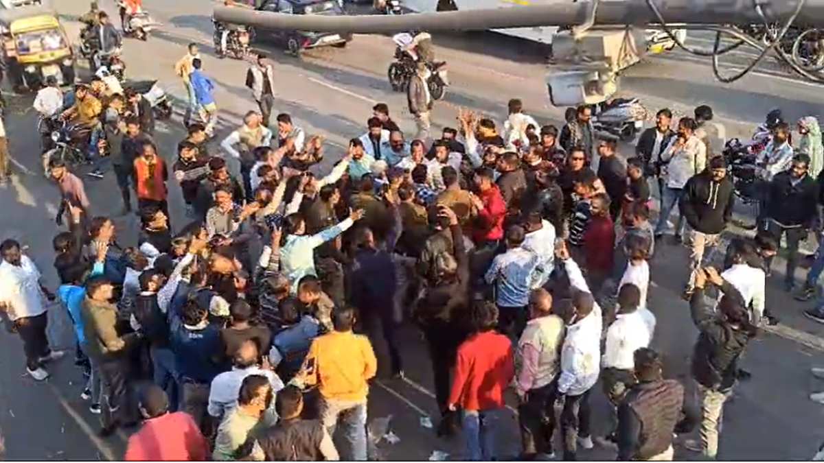बीजेपी- कांग्रेस कार्यकर्ता आमने सामनेः जलाने के पहले पुतले को लेकर झूमा झटकी, पुलिस ने मामला कराया शांत