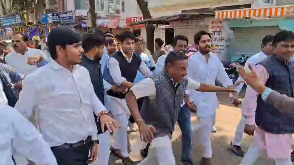 कांग्रेस कार्यकर्ता आपस में भिड़ेः युवा कांग्रेस प्रदेश अध्यक्ष के सामने हुई हाथापाई, वीडियो वायरल