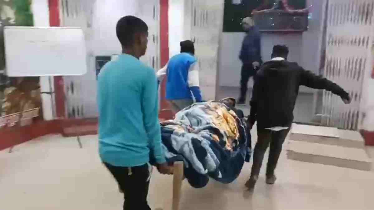 स्वास्थ्य मंत्री के क्षेत्र में स्वास्थ्य व्यवस्था बदहाल : खाट पर ढोए जा रहे मरीज, लोगों को नहीं मिल रही एंबुलेंस की सुविधा