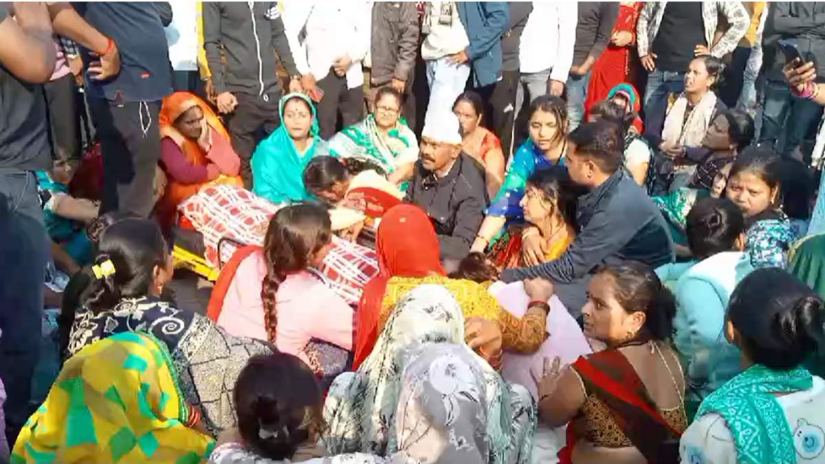 घर से बुलाकर हत्या का मामलाः बीजेपी नेता व पूर्व पार्षद के बेटों पर लगे आरोप, शव रख सड़क पर लगाया जाम