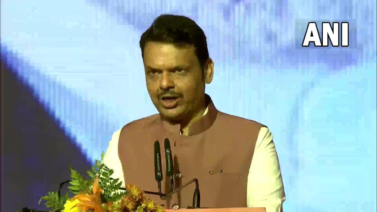 ‘मैं देवेन्द्र गंगाधर राव फडणवीस…’  तीसरी बार फडणवीस ने ली CM पद की शपथ, शिंदे व अजित पवार बने डिप्टी सीएम, PM मोदी- छत्तीसगढ़ CM साय समेत 2 हजार अतिथि हुए शामिल