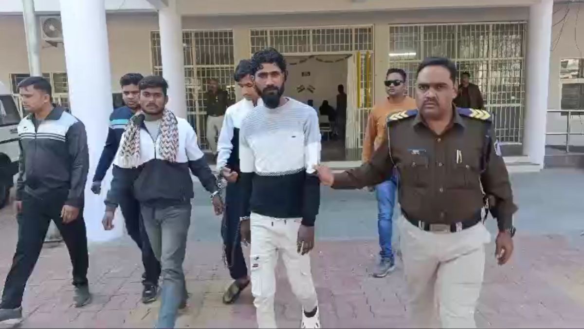 घर में घुसकर मारपीट: आरोपियों का पुलिस ने निकाला जुलूस, सभी के खिलाफ कई आपराधिक मामले