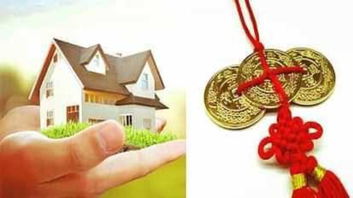 Vastu Tips for Prosperity: घर के मुख्य दरवाजे पर लटका दे लाल रिबन में बंधी ये चीज, नहीं होगी धन की कमी 