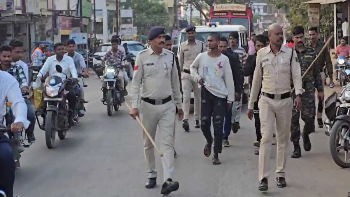 फिल्मी अंदाज में पुलिस ने अपराधियों का निकाला जुलूस, दी सख्त चेतावनी, देखें VIDEO…