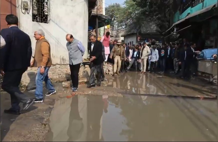 दिल्ली LG का AAP सरकार पर तंज, वीडियो दिखाकर बोले- ये बदबूदार पानी बरसात का नहीं सीवर का है