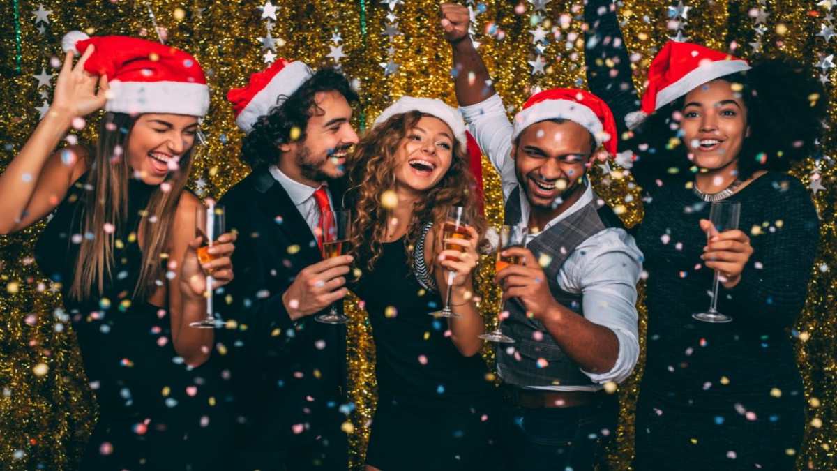 Christmas Outfits: क्रिसमस पार्टी में स्टाइलिश दिखना चाहते हैं तो, जेंट्स और लेडीज को ये ड्रेस करनी चाहिए ट्राई…