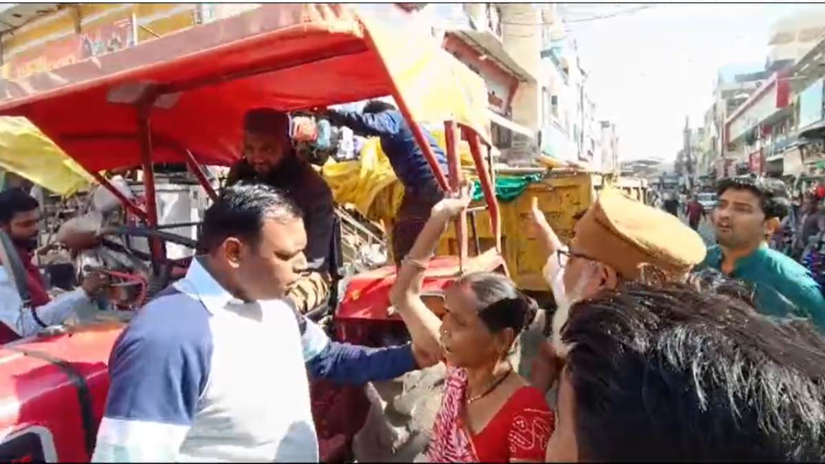 अतिक्रमण हटाने के दौरान विवादः निगम अधिकारियों और पूर्व पार्षद के बीच हुई जमकर बहस