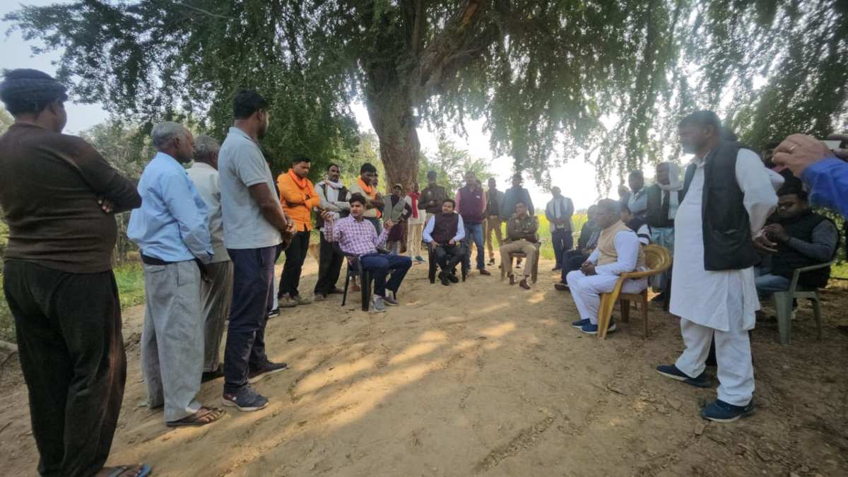 UP में फिर हुआ बवाल! शव दफनाने को लेकर दो वर्गों में विवाद, मौके पर पुलिस बल तैनात, क्षेत्र में तनाव की स्थिति