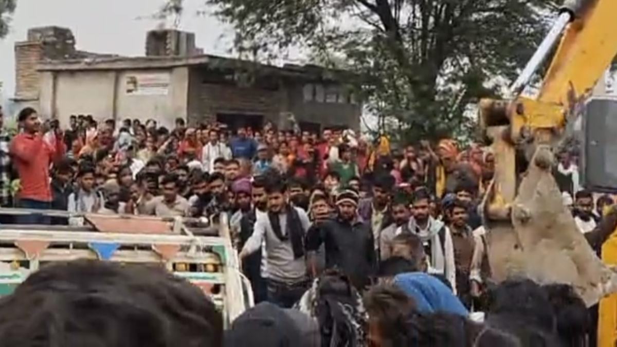 रफ्तार ने फिर छीन ली जिंदगी : स्कूल से लौट रही तीन छात्राओं को गाड़ी ने रौंदा, एक की मौत
