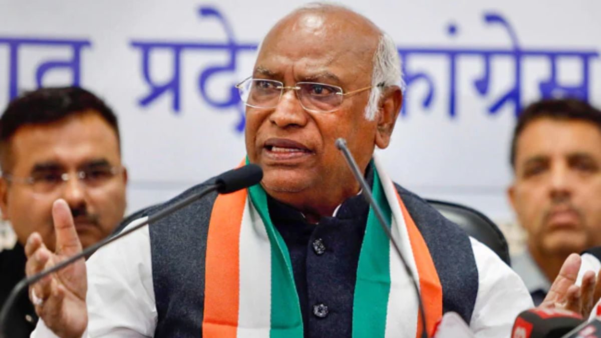 चुनाव नियमों में बदलाव पर सियासत: केंद्र सरकार पर बरसे खरगे, संविधान और लोकतंत्र पर हमले का लगाया आरोप