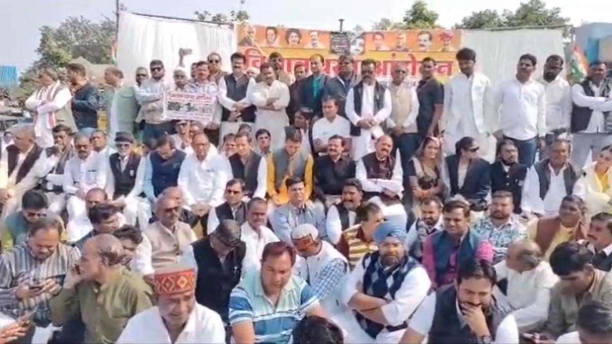 यूनियन कार्बाइड का जहरीला कचरा मामलाः कांग्रेस ने  दिया धरना, PCC चीफ जीतू की मौजूदगी में सौंपा ज्ञापन