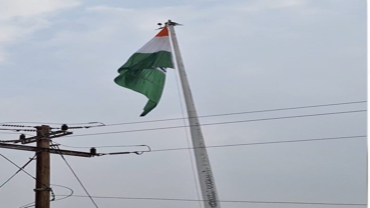 केसरिया की जगह फहराया तिरंगाः बीजेपी विधायक ने लगाया था भगवा झंडा, दिग्विजय ने 24 दिसंबर तक उतारने दिया था अल्टीमेटम