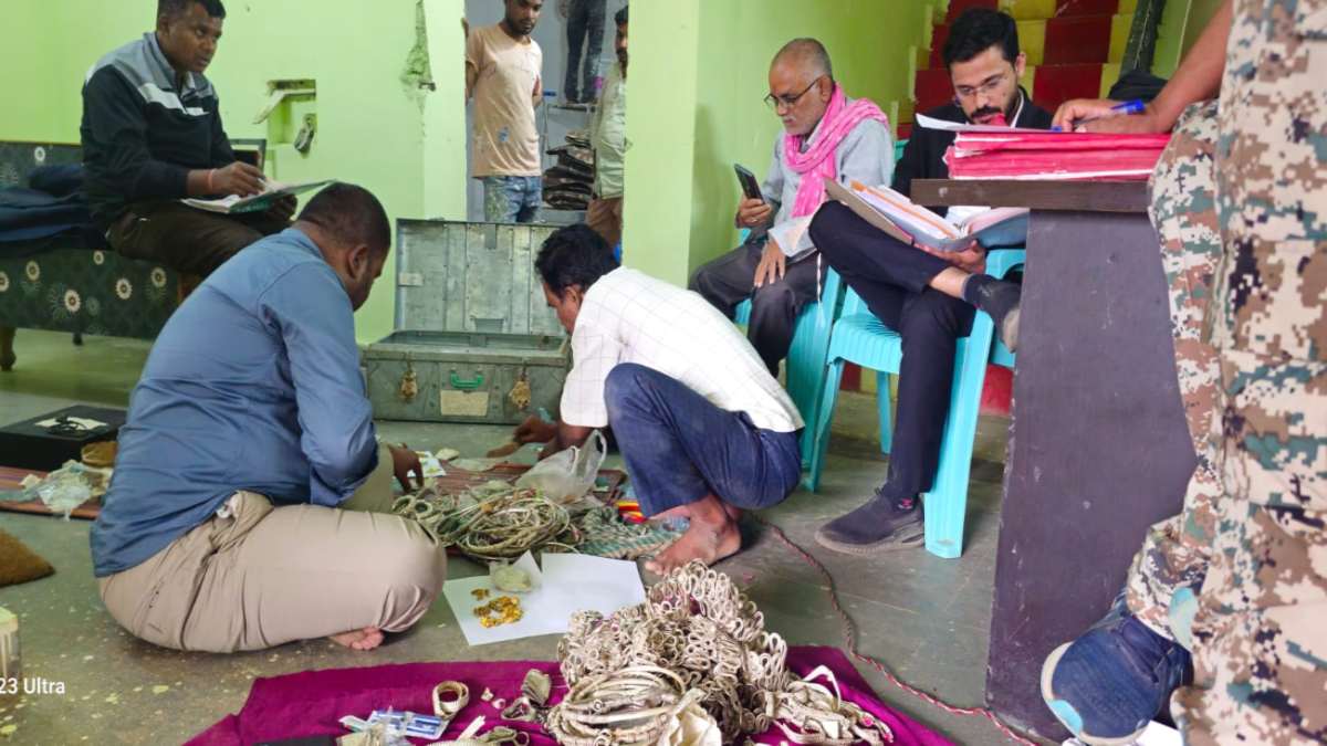 CG News: 23 साल बाद परिवार को मिले लूटे गए आभूषण, हाईकोर्ट के आदेश के बाद पुलिस ने की कार्रवाई