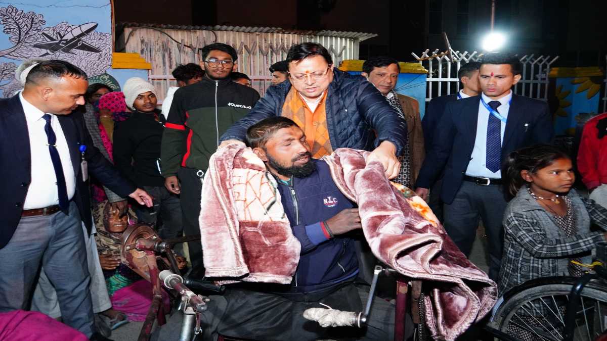 उत्तराखंड में कड़ाके की ठंड: CM धामी ने बेसहारा और बेघर लोगों को बांटे कंबल, अधिकारियों को दिए ये निर्देश