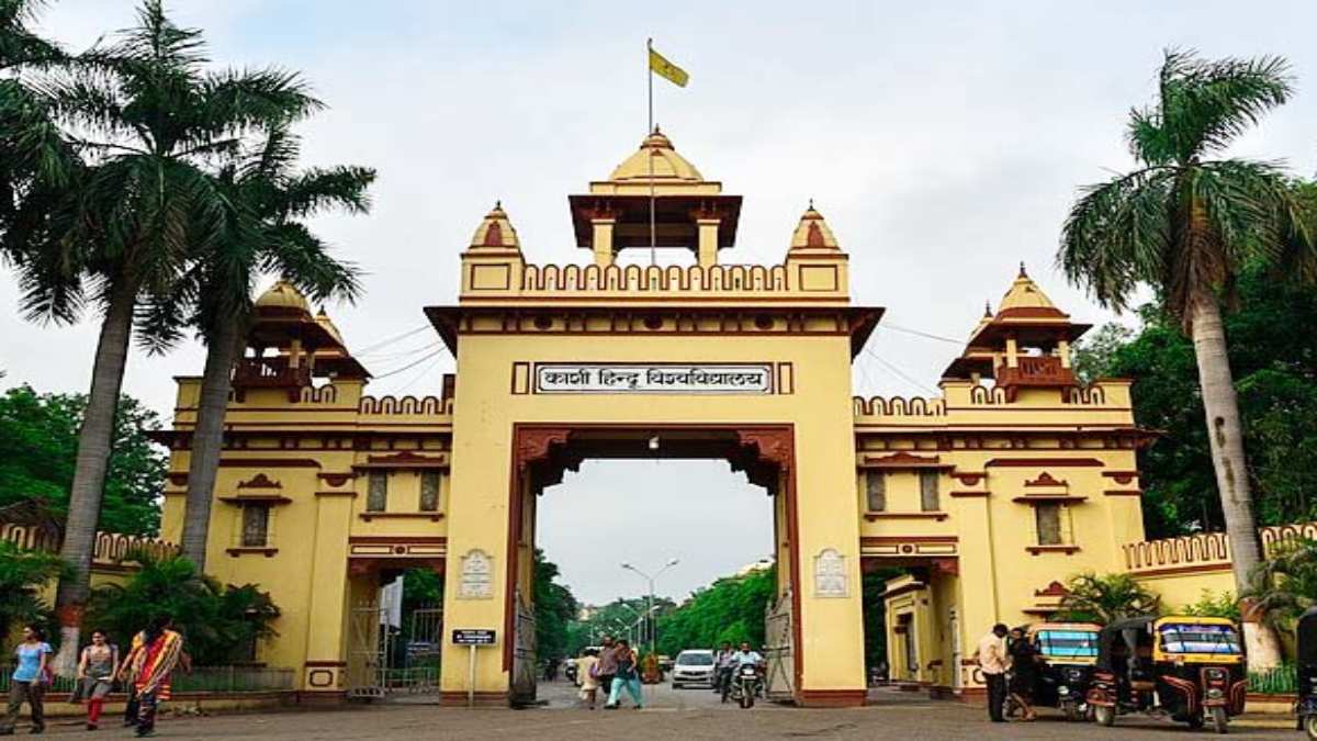 BHU में मनुस्मृति जलाने का प्रयास : 13 बदमाश हुए अंदर, गंभीर धाराओं के तहत FIR दर्ज, फरार छात्रों की हो रही तलाश