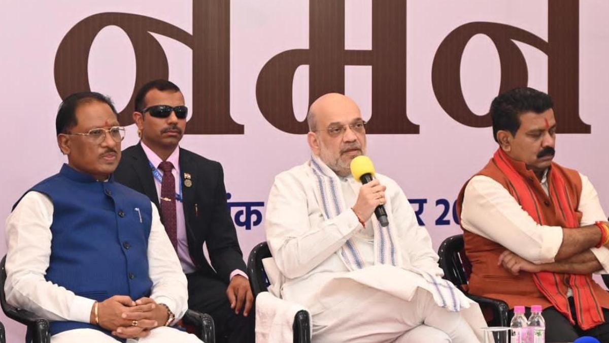 केंद्रीय गृहमंत्री अमित शाह ने बस्तर में शहीदों के परिजनों से की मुलाकात, कहा- जवानों की शहादत व्यर्थ नहीं जाएगी, नक्सलवाद का करेंगे खात्मा