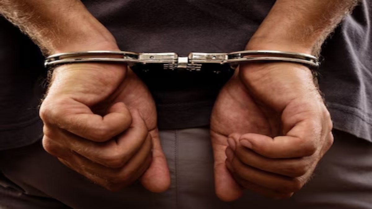 अवैध तरीके से भारत में घुसे 4 बांग्लादेशी नागरिक: महाराष्ट्र के होटल से पकड़ाए 3 महिला और 1 पुरुष, बरामद हुआ ये सामान