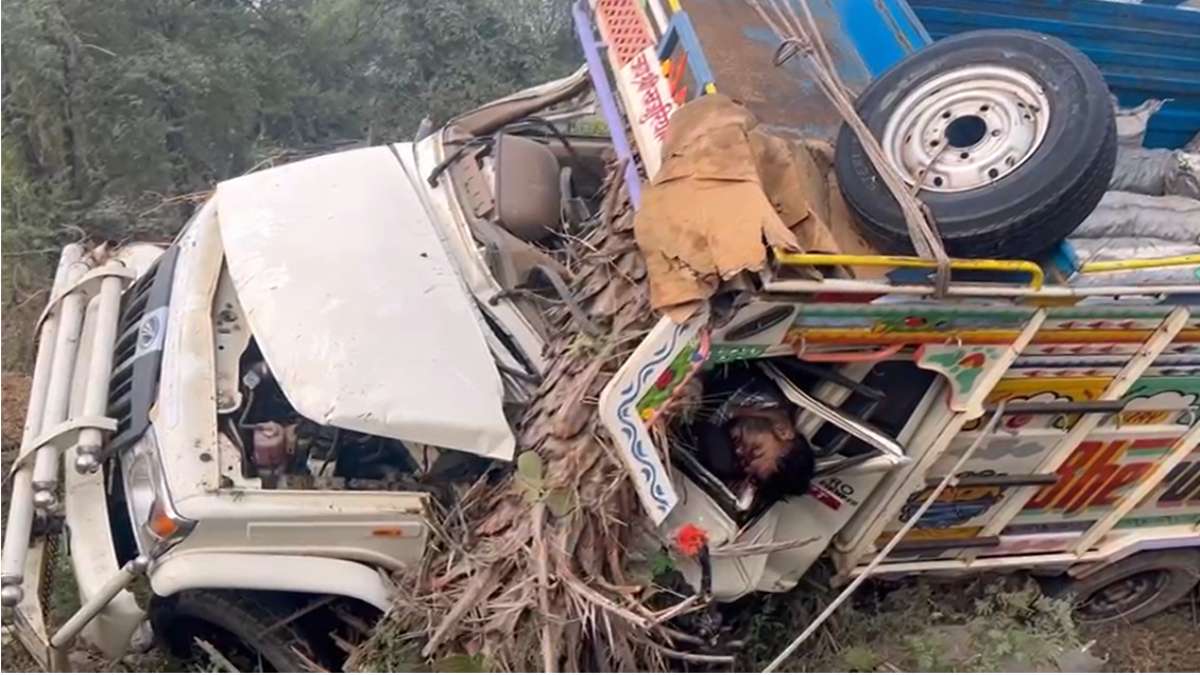 सड़क हादसे में मालवाहक चालक की मौतः डोडाचूरा से भरा वाहन पलटा, क्रेन से निकाला चालक का शव