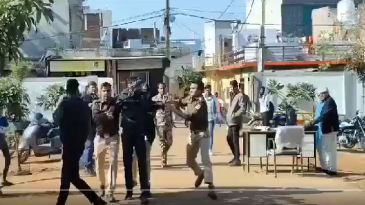 MP में पुलिस की गुंडागर्दीः कांग्रेस ने सरकार पर साधा निशाना, पूर्व केंद्रीय मंत्री अरुण ने X पर लिखा- किसान से मारपीट का वीडियो शर्मसार घटना