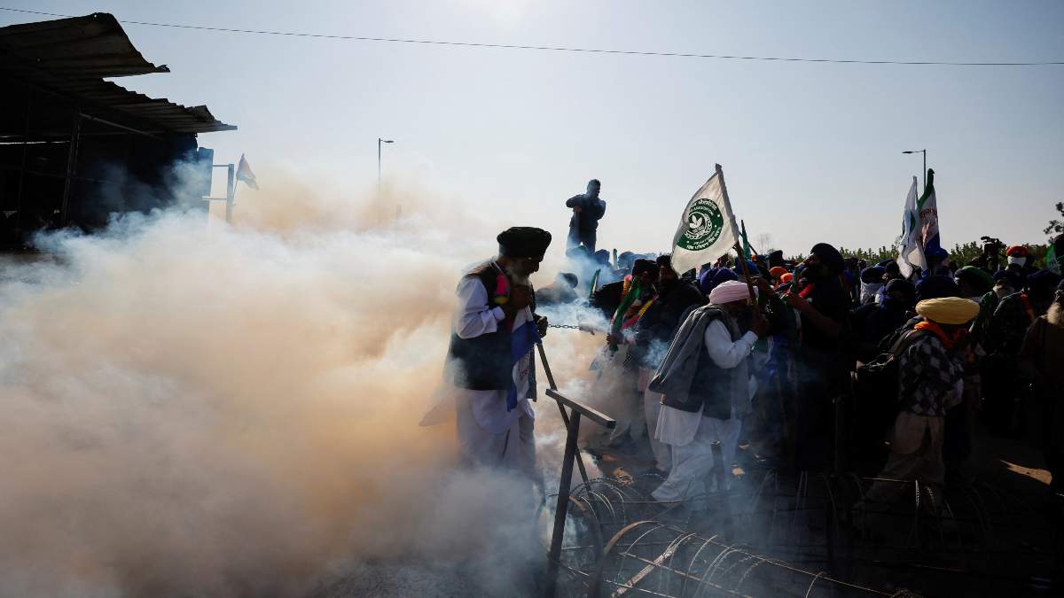 किसान आंदोलन : पंजाब-हरियाणा बार्डर पर पुलिस ने किसानों पर की फूलों की बारिश, फिर दागे आंसू गैस के गोले
