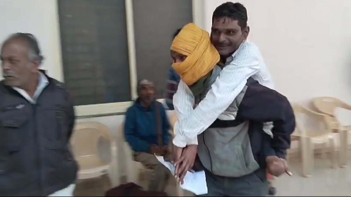 पंगू सिस्टम को शर्म नहीं आती… ट्रायसाइकिल के लिए दर-दर की ठोकरें का खा रहा दिव्यांग, 300 रुपये देकर मजदूर की पीठ पर पहुंचा कलेक्ट्रेट, आखिर कहां सो रहे जिम्मेदार?