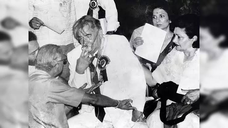 Raj Kapoor के लिए राष्ट्रपति ने तोड़ दिया था अपना प्रोटोकॉल, ऑक्सीजन मास्क लगाए एक्टर का किया था सम्मान …