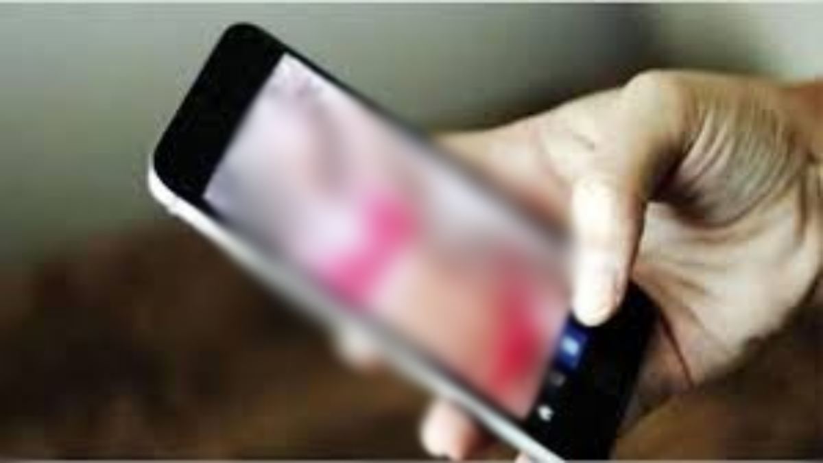 Whatsapp पर दोस्ती, फिर Nude वीडियो कॉल कर की स्क्रीन रिकॉर्ड, युवती के ब्लैकमेलिंग से परेशान युवक पहुंचा थाने, जानें पूरा माजरा