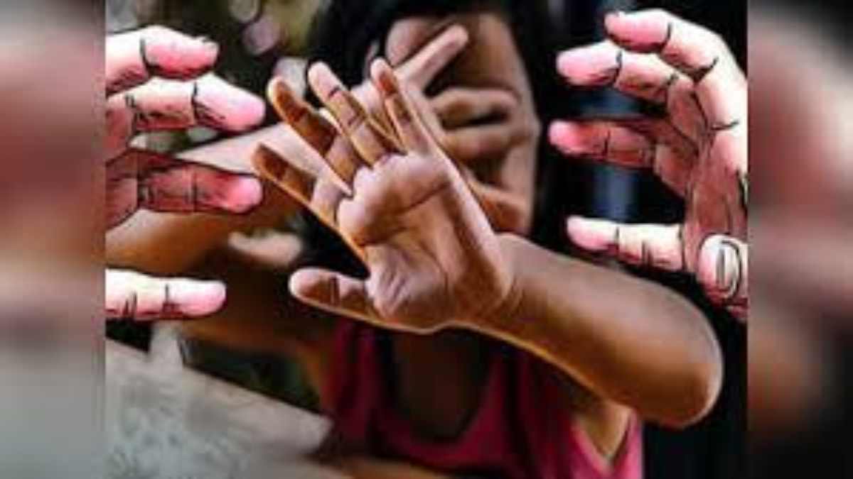 बंद स्कूल से आ रही थी बच्ची की रोने की आवाज, देखकर ग्रामीणों के उड़ गए होश, फिर…