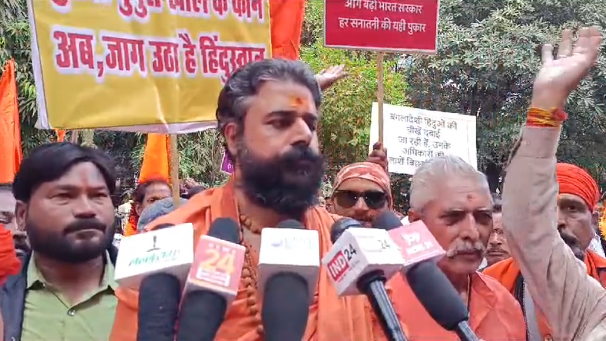 संत समाज का जबलपुर में प्रदर्शन, कहा- डेढ़ करोड़ हिंदू जाग गया तो पहला हिंदू राष्ट्र बन जाएगा बांग्लादेश, जिहादियों के हाथों मरने से अच्छा नरसंहार कर…