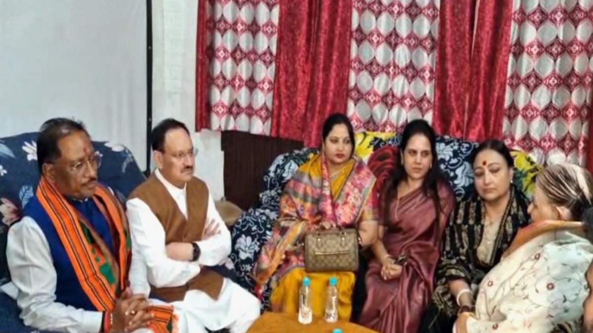 पूर्व राज्यसभा सदस्य दिवंगत गोपाल व्यास के घर पहुंचे केंद्रीय मंत्री जेपी नड्डा, परिजनों से की मुलाकात, कहा- उनका जीवन देश सेवा के लिए था समर्पित