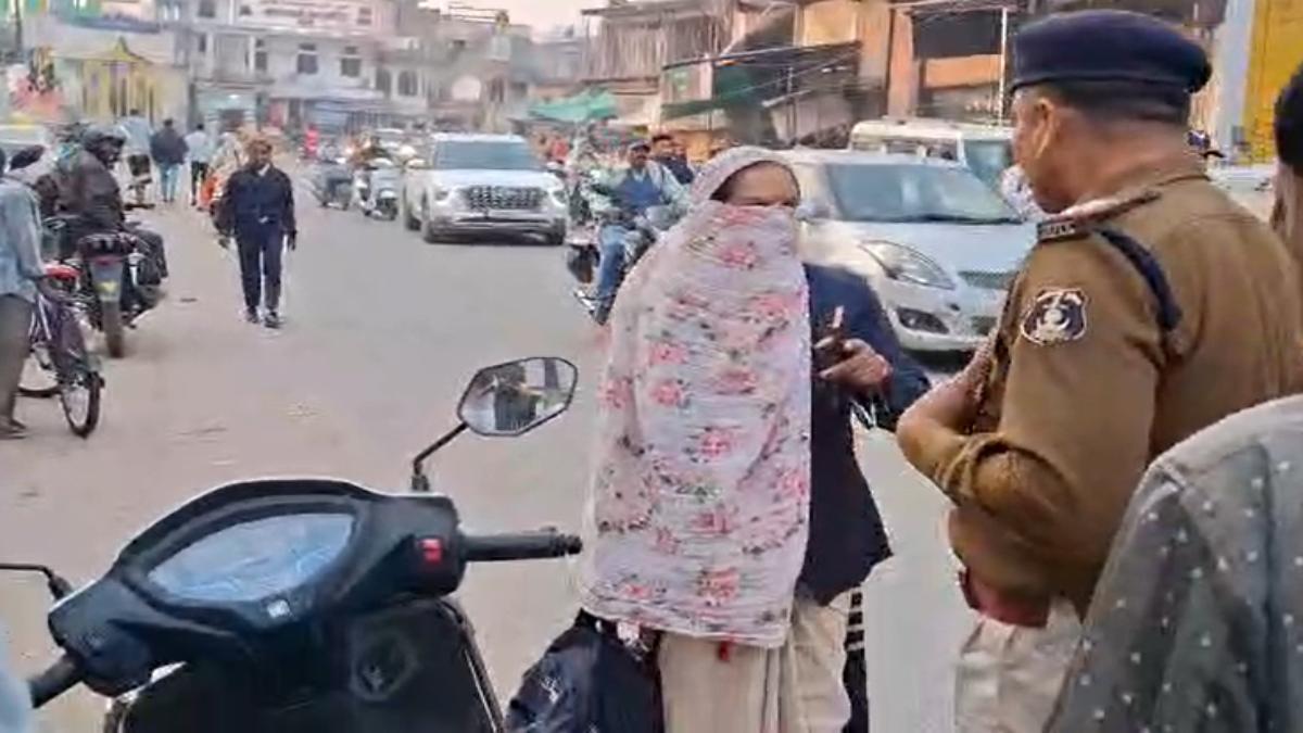 सड़क के बीच नाराज महिला ने किया ऐसा काम, राहगीर होते रहे परेशान, देखें Video …