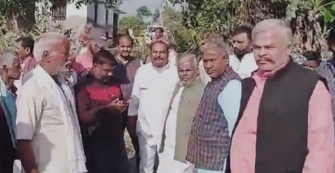 किसानों के साथ बर्बरता, बिना मुआवजा दिए जमीन पर किया कब्जा, किसान बोले- अब हम किसके सहारे रहेंगे