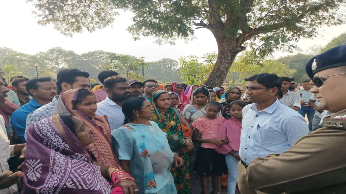 सालों से लंबित शासकीय भूमि पर अवैध कब्जे से ग्रामीण परेशान, सांकेतिक शव यात्रा निकालने से पहले जागा प्रशासन, सीमांकन करने का दिया आश्वासन