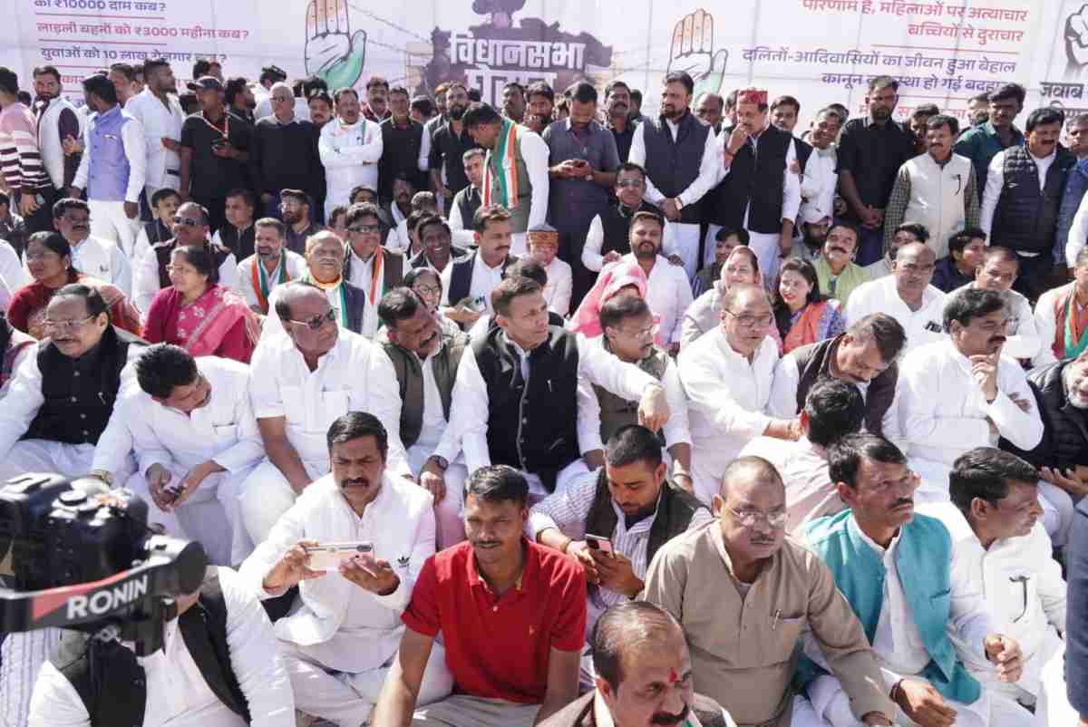 मंच से गिरफ्तार हुए कांग्रेसी: बिना विधानसभा घेराव किए खत्म हुआ प्रदर्शन तो मायूस हुए कार्यकर्ता, मनोज परमार के परिवार से मिलने रवाना हुए ये नेता