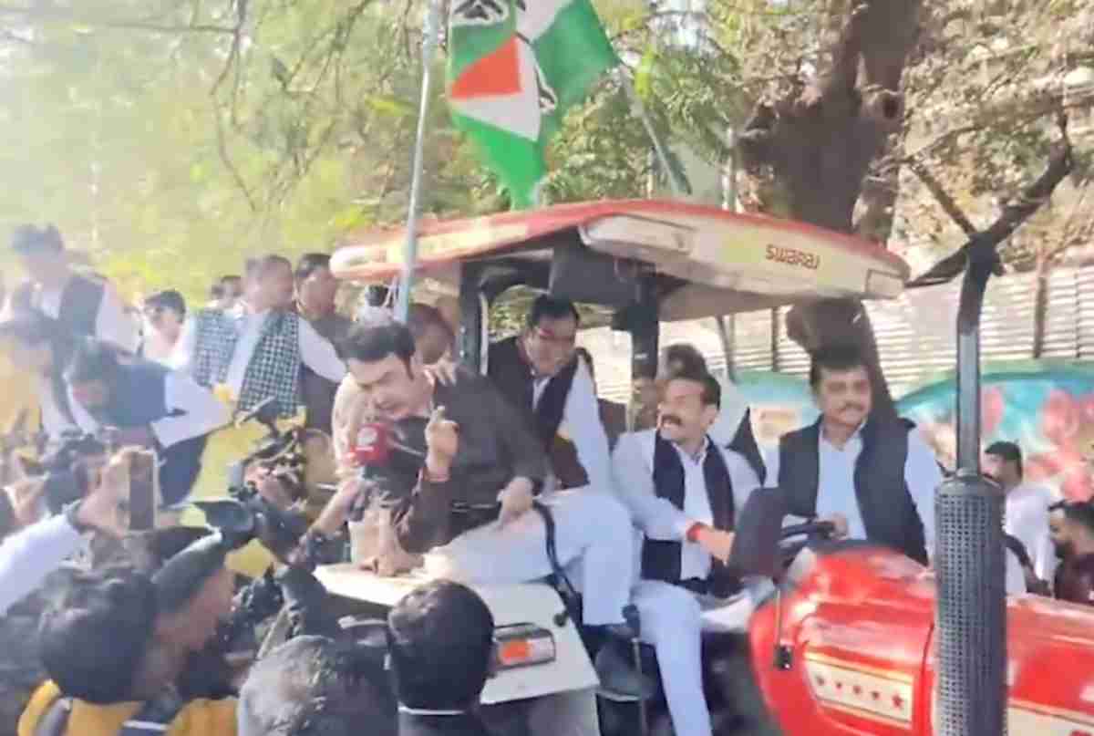 MP में कांग्रेस का बड़ा प्रदर्शन: हाथ में खाद की बोरी लेकर किया आंदोलन, ट्रैक्टर से विधानसभा निकले विधायकों को पुलिस ने रोका