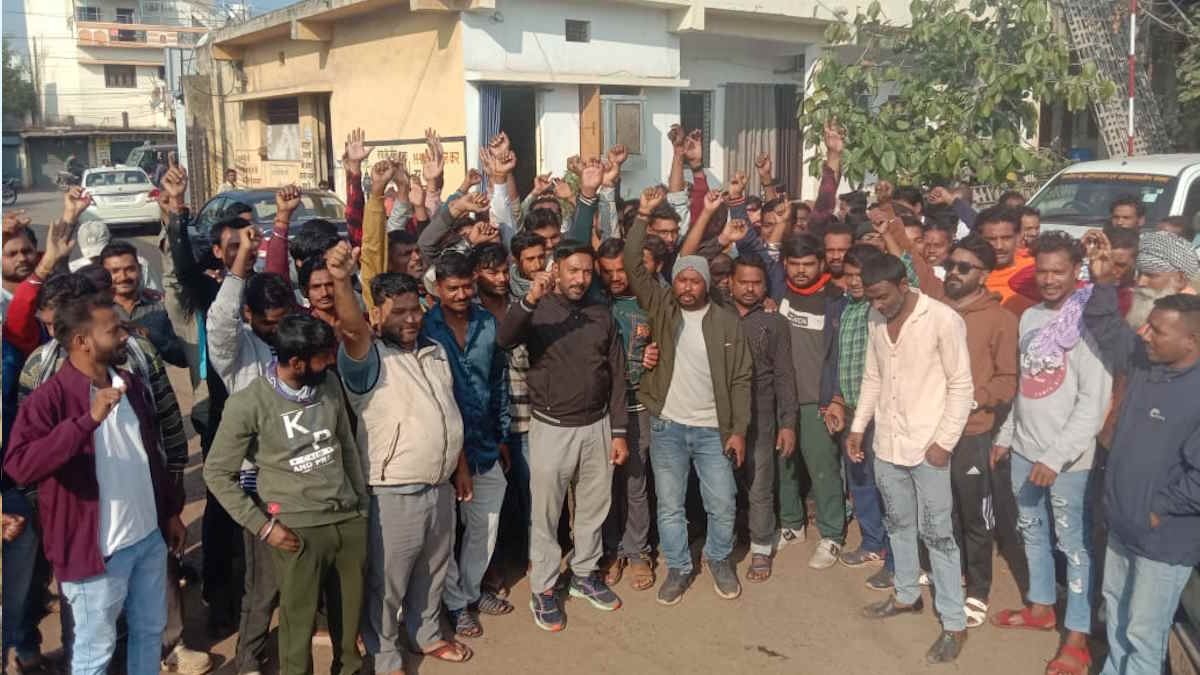 नगर निगम के कचरा गाड़ियों के ड्राइवर हड़ताल पर, इधर शहर की सफाई और पेयजल आपूर्ति व्यवस्था हुई ठप…
