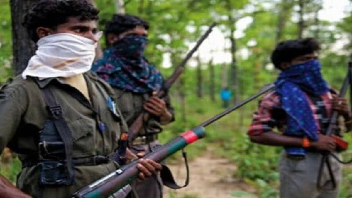 Naxal Attack : नक्सलियों ने पुलिस कैंप पर की फायरिंग, दो जवान हुए घायल, इलाके में सर्च ऑपरेशन जारी