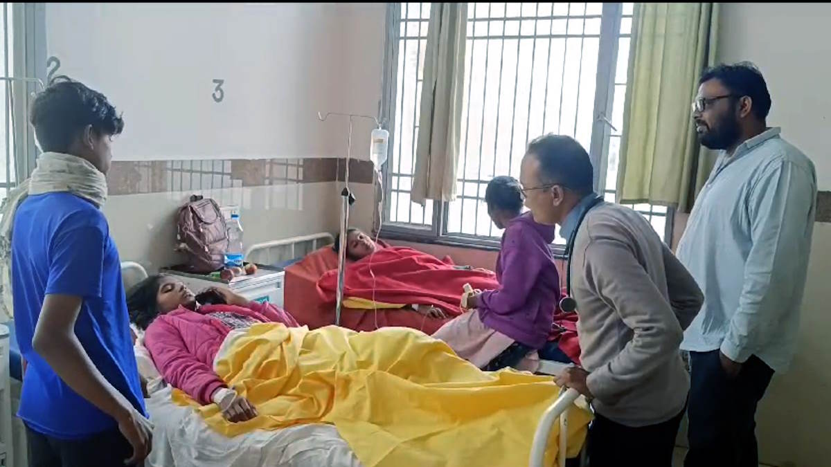 एनएसएस कैंप में शामिल छात्राओं की ठंड से बिगड़ी तबीयत, इलाज के लिए अस्पताल में कराया भर्ती…